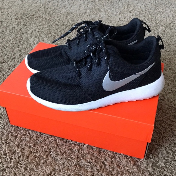 Nike Shoes - CUTE AND BARELY WORN NIKE ROCHE